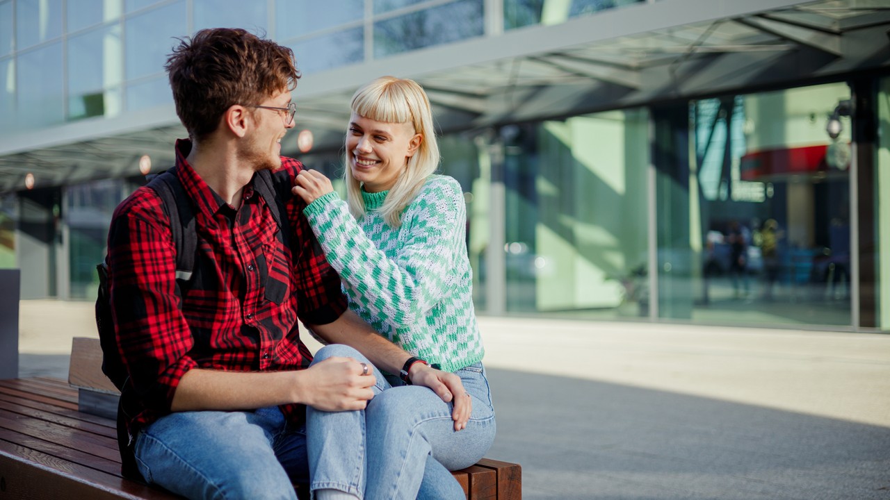 Łóżko bez tabu i płacenie w restauracji. Pokolenie Z ma własne zasady szukania miłości