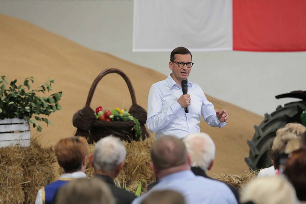 Premier Mateusz Morawiecki podczas wizyty w gospodarstwie rolnym w miejscowości Brzydowo