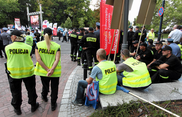 Mundurowi chcą mieć zwolnienia płatne 100 procent