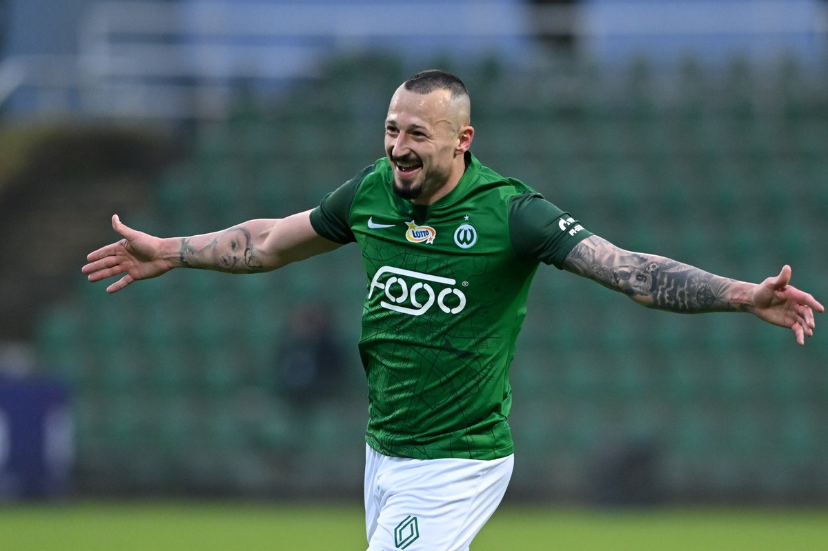 Zawodnik Warty Poznań Adam Zrelak cieszy się z bramki zdobytej na 2:1 w meczu 29. kolejki piłkarskiej Ekstraklasy z PGE FKS Stalą Mielec