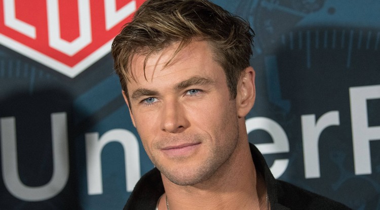 Chris Hemsworth szépségénél nincs jobb reklám egy parfümnek – VIDEÓ