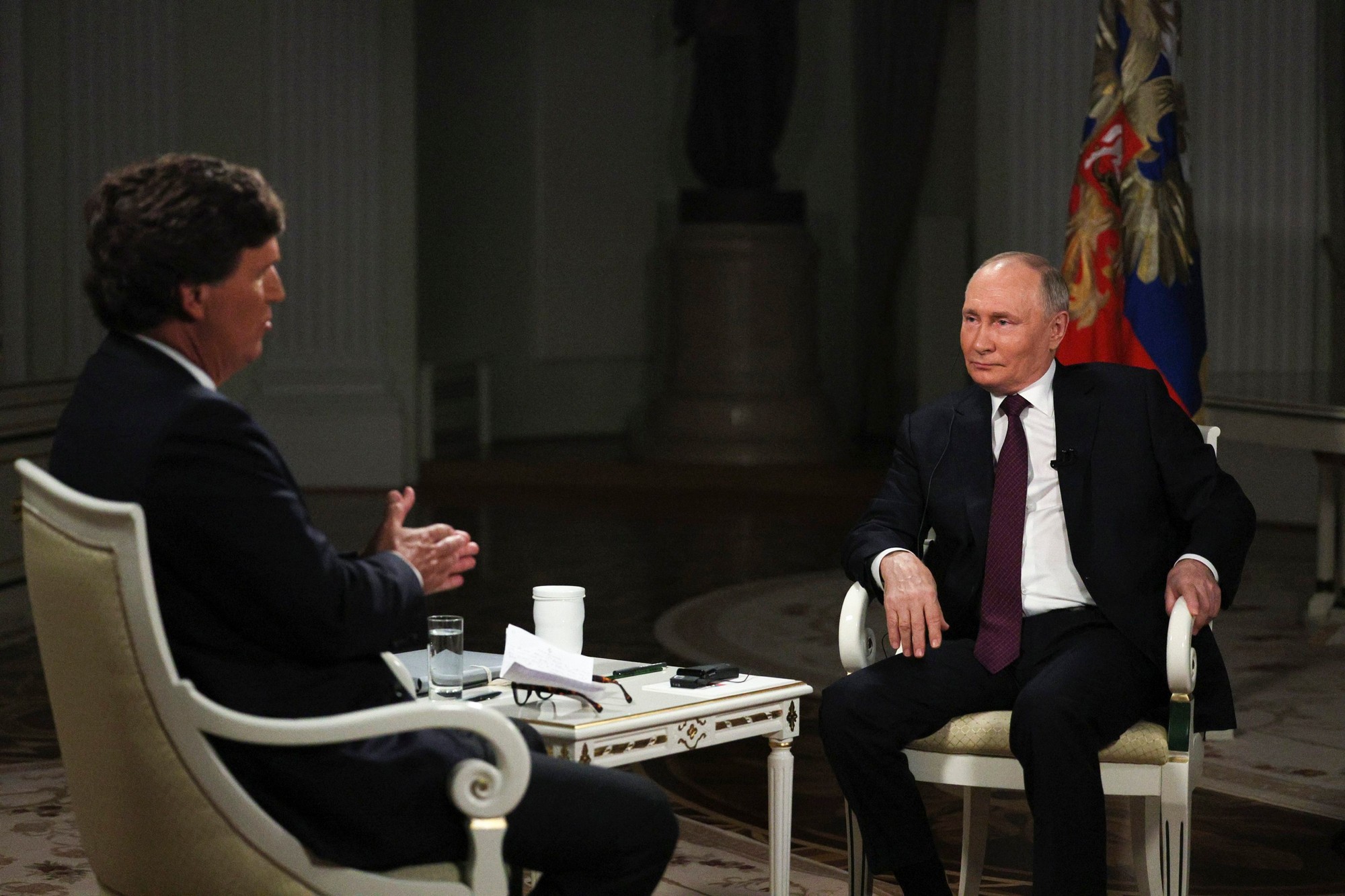 Zábery z rozhovoru s ruským prezidentom Vladimírom Putinom a americkým novinárom Tuckerom Carlsonom.