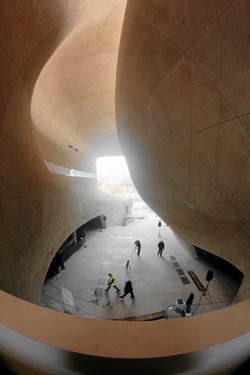 Kolejki przed nowo otwartym Muzeum Historii Żydów Polskich ZDJĘCIA