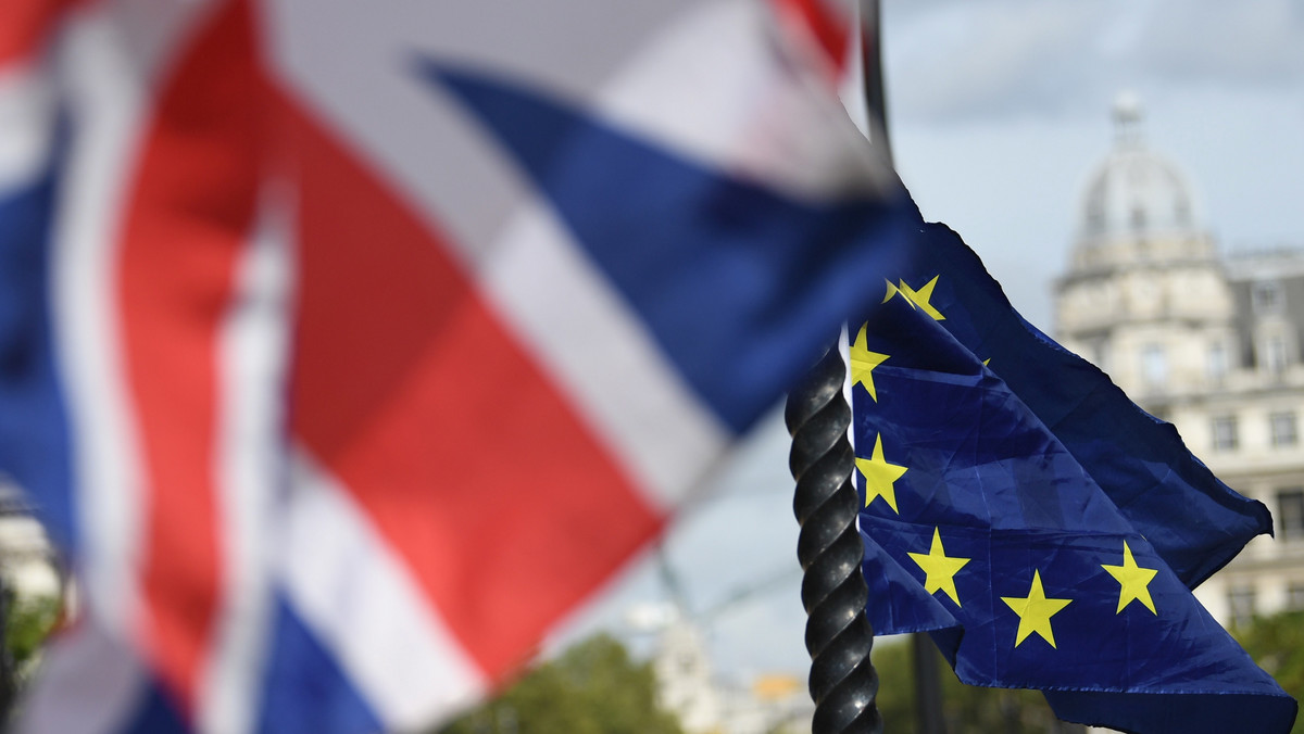Państwa członkowskie UE przygotowują się do przekazania głównemu negocjatorowi ds. Brexitu Michelowi Barnierowi nowych instrukcji, które miałyby dać ustępstwa W. Brytanii i pomóc w osiągnięciu porozumienia między stronami - podał dziś "Financial Times".