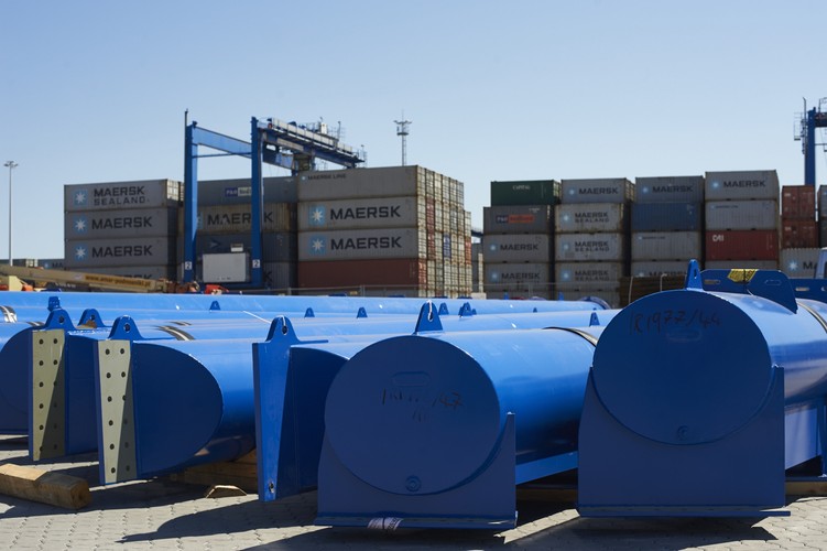 Suwnice dla gdańskiego portu kontenerowego powstały w fabryce Liebherr w Irlandii. <br><br>fot.  (cat) PAP/Dominik Kulaszewicz