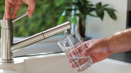 sprytny sposób na lśniące krany. ani ocet, ani soda oczyszczona. spró