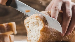 włóż to do chlebaka. pieczywo dłużej zachowa świeżość