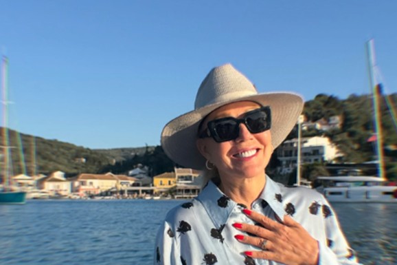 SKROMNO! BRENA POKAZALA ČIME PLOVI MOREM Ne treba joj jahta: Njen stajling je pravi letnji, mediteranski glamur (FOTO)