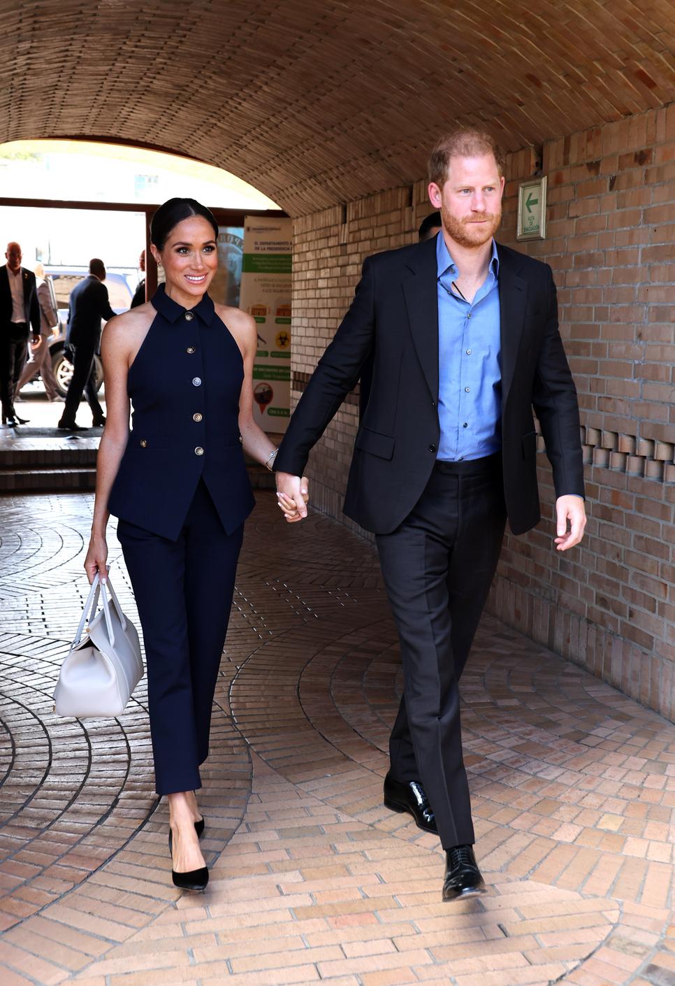 Meghan Markle tengerész stílusú, vállvillantós szettje