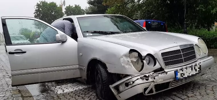 Mercedes nie nadawał się do jazdy. Kierowca jechał na złomowisko