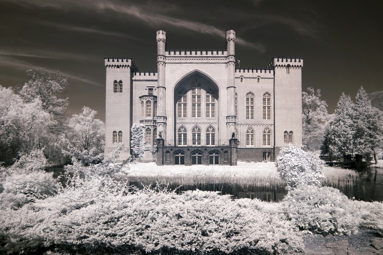 Zamek w Kórniku - Duchem najczęściej widywanym w Polsce jest Biała Dama, a najczęściej lubi się ona pojawiać w Zamku w Kórniku, niedaleko Poznania. Portret kobiety w białej sukni wisi w sali jadalnej zamku - to Teofila z Działyńskich, dawna dziedziczka majątku. Według legendy jej dusza nie zaznała spokoju i codziennie o północy schodzi z obrazu, aby przechadzać się po pałacu i otaczającym go ogrodzie.