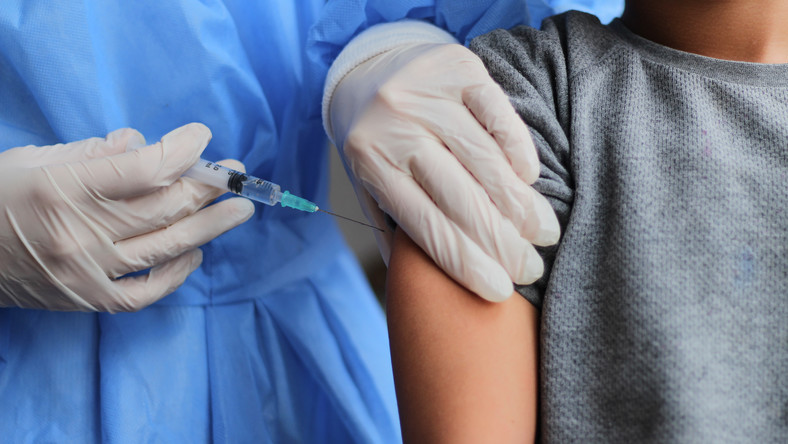 Szczepienia. Zapisy na dawkę szczepionki przeciw koronawirusowi dla 16-latków