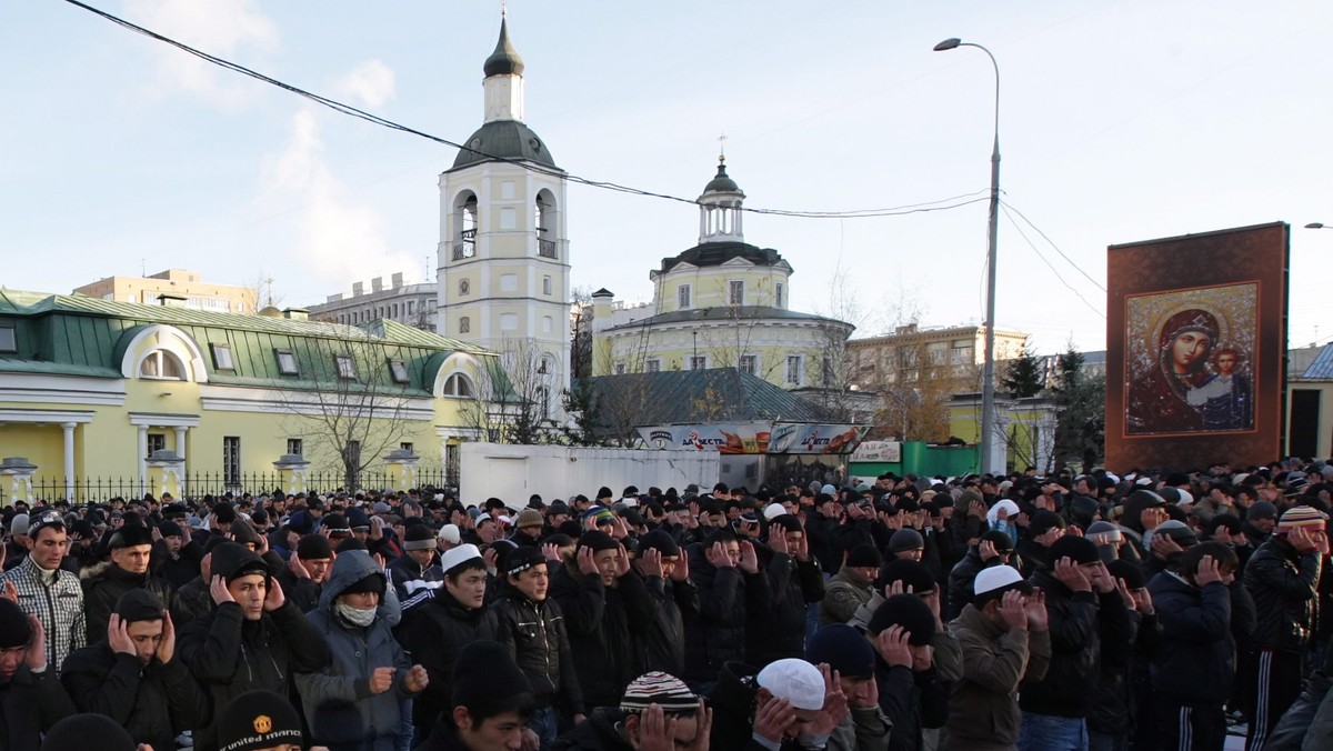 Ponad 170 tysięcy muzułmanów obchodziło Moskwie wielkie święto islamu Święto Ofiar (Eid al-Adha). Dziesiątki tysięcy modliły się na ulicach Moskwy, gdzie temperatura wynosiła ok. 8 stopni poniżej zera.