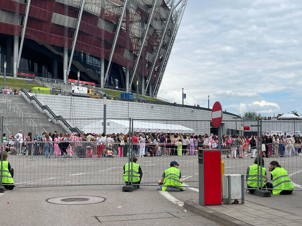 Fanki czekają na koncert Harry'ego Stylesa, Warszawa