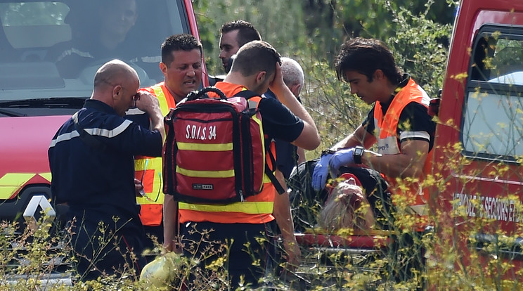 Tízen súlyosan, körülbelül ötvenen pedig könnyebben megsérültek, mert sínre dőlt fának rohant a Montpellier-ből Nimes-be tartó vonat - Fotó: AFP