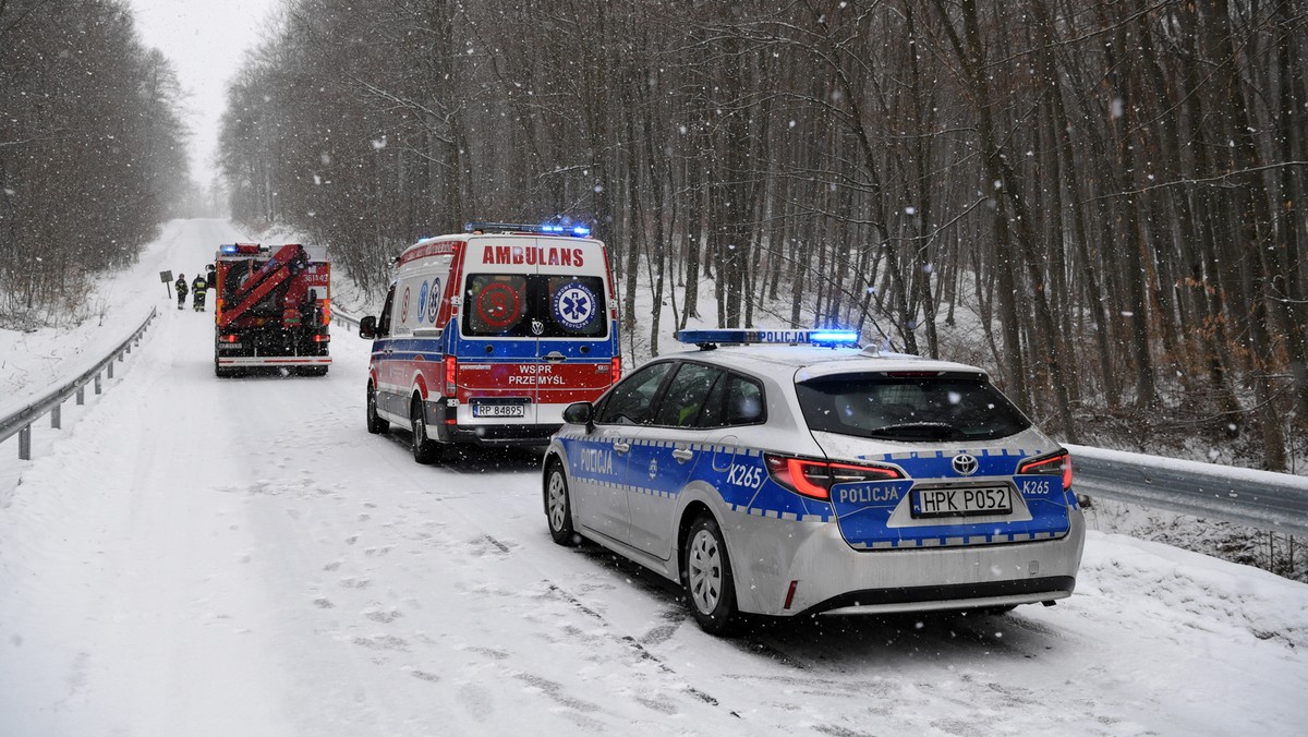 Tragedia na drodze w Zachodniopomorskiem. Mercedes wylądował na drzewie