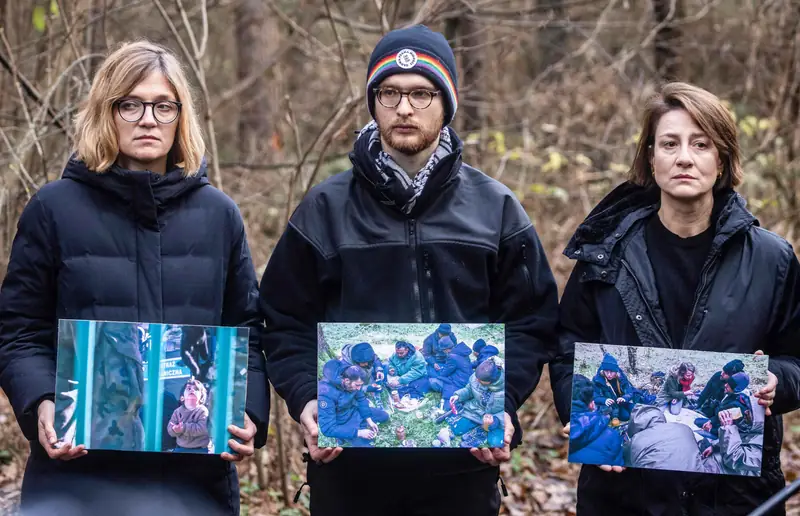 Maja Staszewska, Magdalena Biejat, posłanka Lewica Razem i Jakub Sypiański na granicy polsko-białoruskiej 12.11.2021 r. Fot. WOJTEK RADWANSKI/AFP/East News