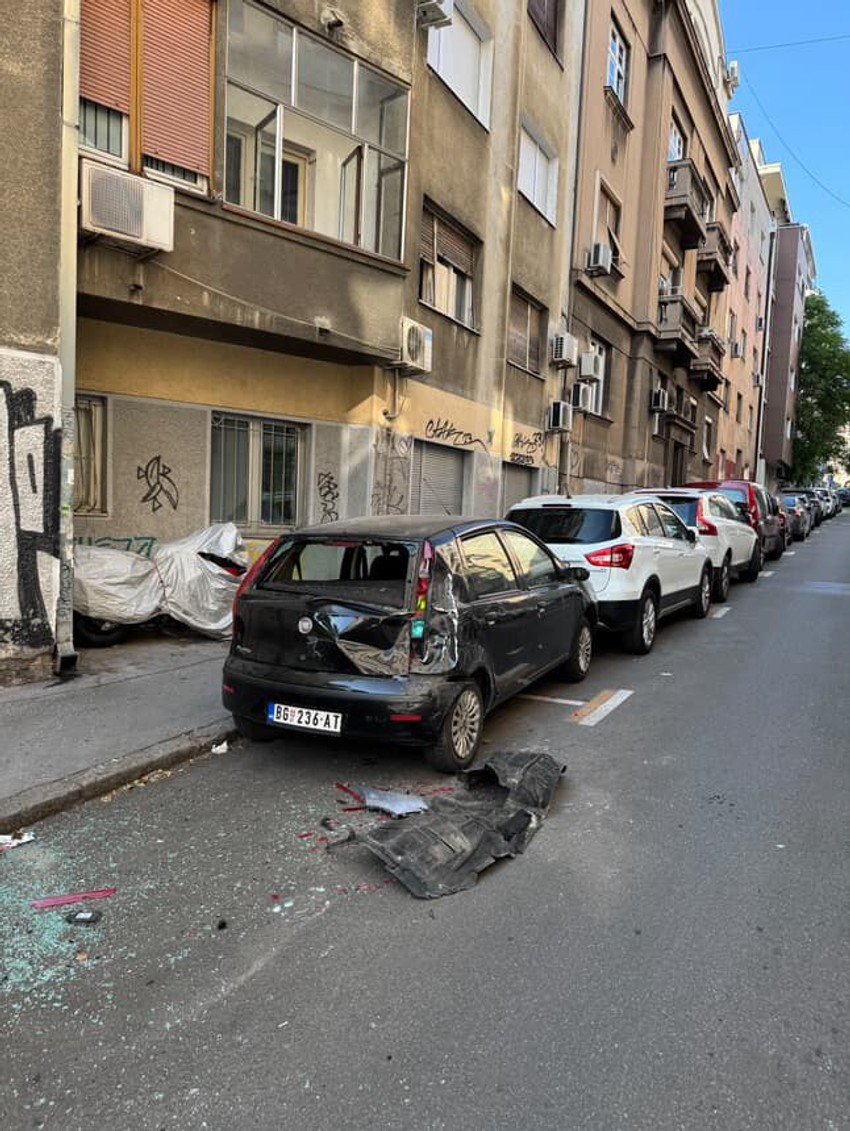 Saobraćajna nesreća na Starom gradu: Uništena četiri automobila