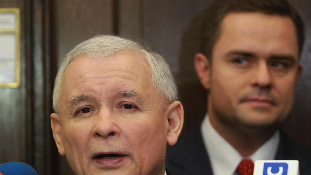 Jarosław Kaczyński Adam Hofman stoi w cieniu