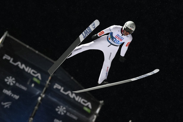 Planica, Słowenia, 26.02.2023. Mistrzostwa świata w narciarstwie klasycznym Planica 2023. Polak Piotr Żyła podczas konkursu skoków drużyn mieszanych na skoczni HS 100, 26 bm. (gj) PAP/Grzegorz Momot