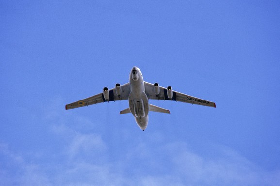 (FOTO) SRUŠIO SE AVION PRILIKOM SLETANJA Buknuo požar, od letelice ostala samo olupina