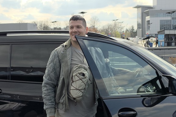 Vozač napao Slobu Radanovića, NASTAO POTPUNI HAOS Urlao iz kola i psovao ga, pevač sve vreme sedeo u autu