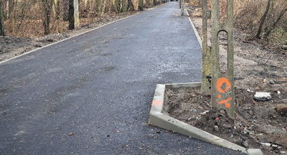 Drogowy absurd w Otwocku. "Jedziesz sobie, a tu nagle słup"