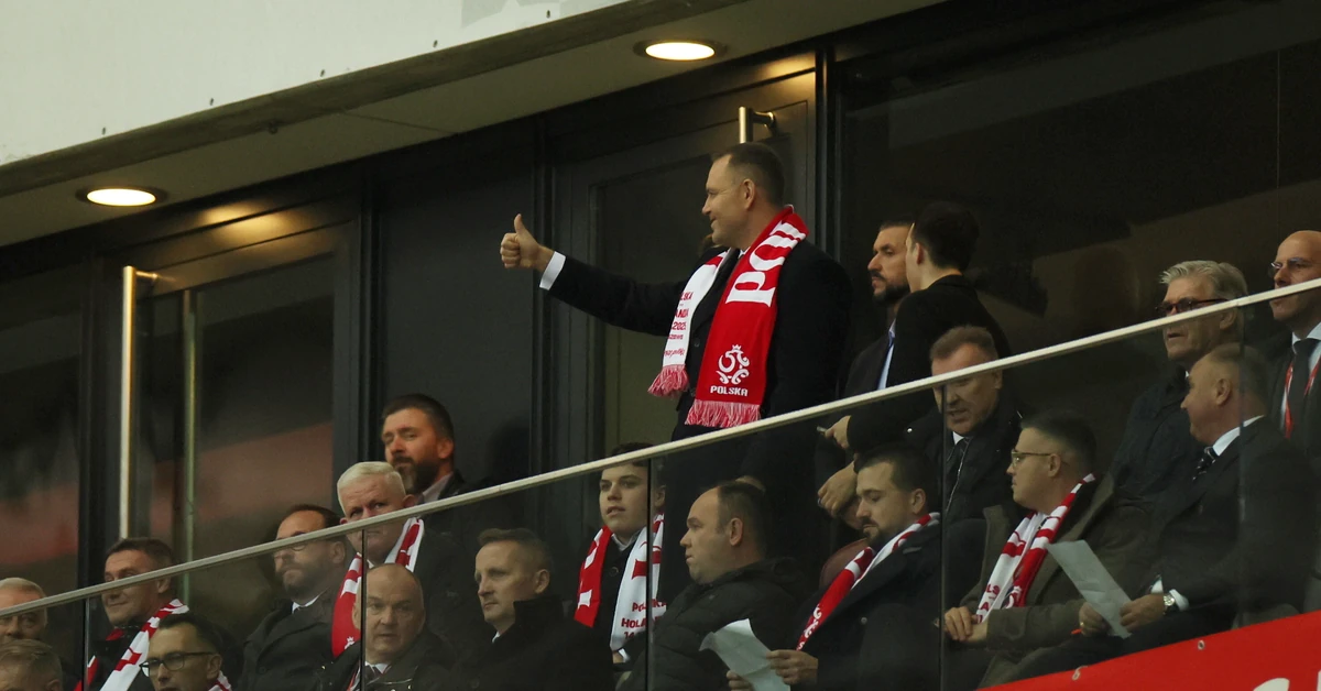 Karol Nawrocki murem za kibicami reprezentacji Polski. Tak podświetlono Pałac Prezydencki