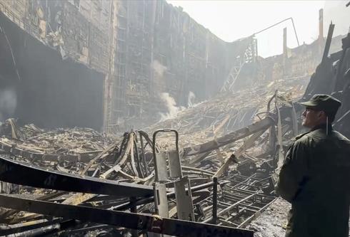 Rosyjskie służby w zniszczonej Crocus City Hall (PAP/ RUSSIAN INVESTIGATIVE COMMITEE H HANDOUT)