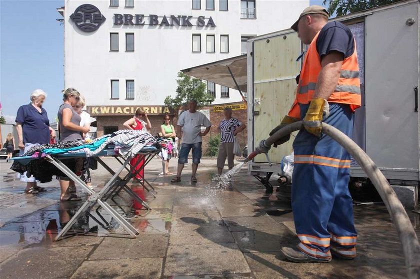 Władze miasta przeganiają kupców wodą