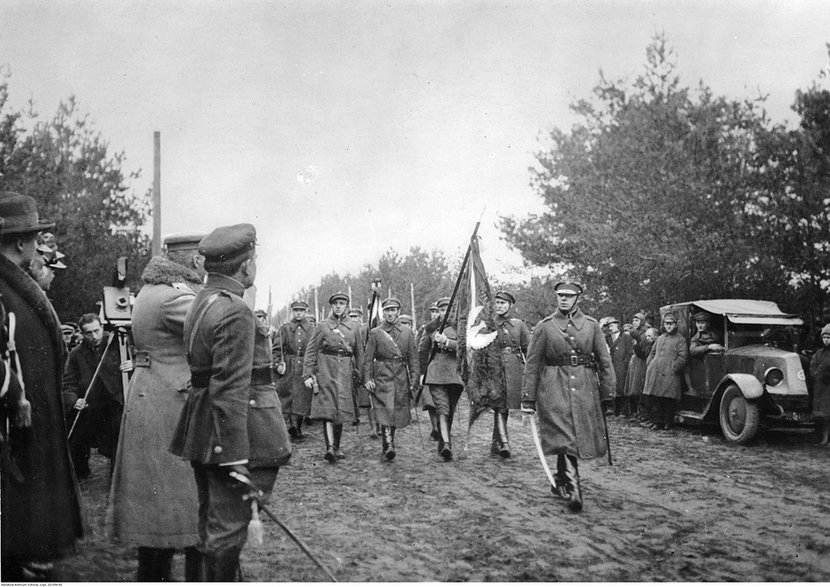 Defilada Związku Strzeleckiego przed marszałkiem Józefem Piłsudskim podczas uroczystości, 1925 r.