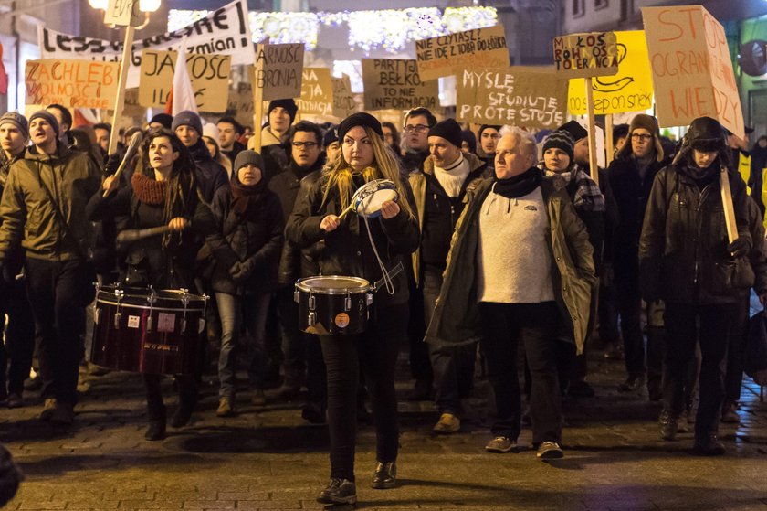 PRL-owski pułkownik protestuje ze studentami! Internauci kpią