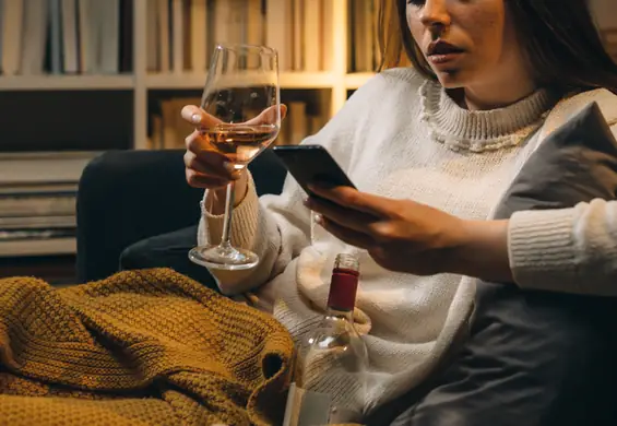 Dziecko usnęło, czas na kieliszek wina. Trend "wine mom"