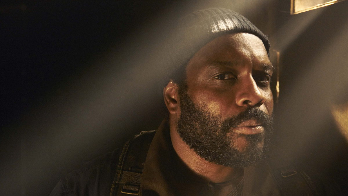 Popijający samotnie kawę elegancki Chad Coleman w swoich złotych okularach przeciwsłonecznych, szarej kamizelce i bordowych spodniach ani trochę nie przypomina Tyreese'a z „The Walking Dead” czy Cutty'ego z „Prawa ulicy”. I dobrze, bowiem okazał się rozmownym, serdecznym facetem, który chętnie poświęcił mi chwilę przy śniadaniu.