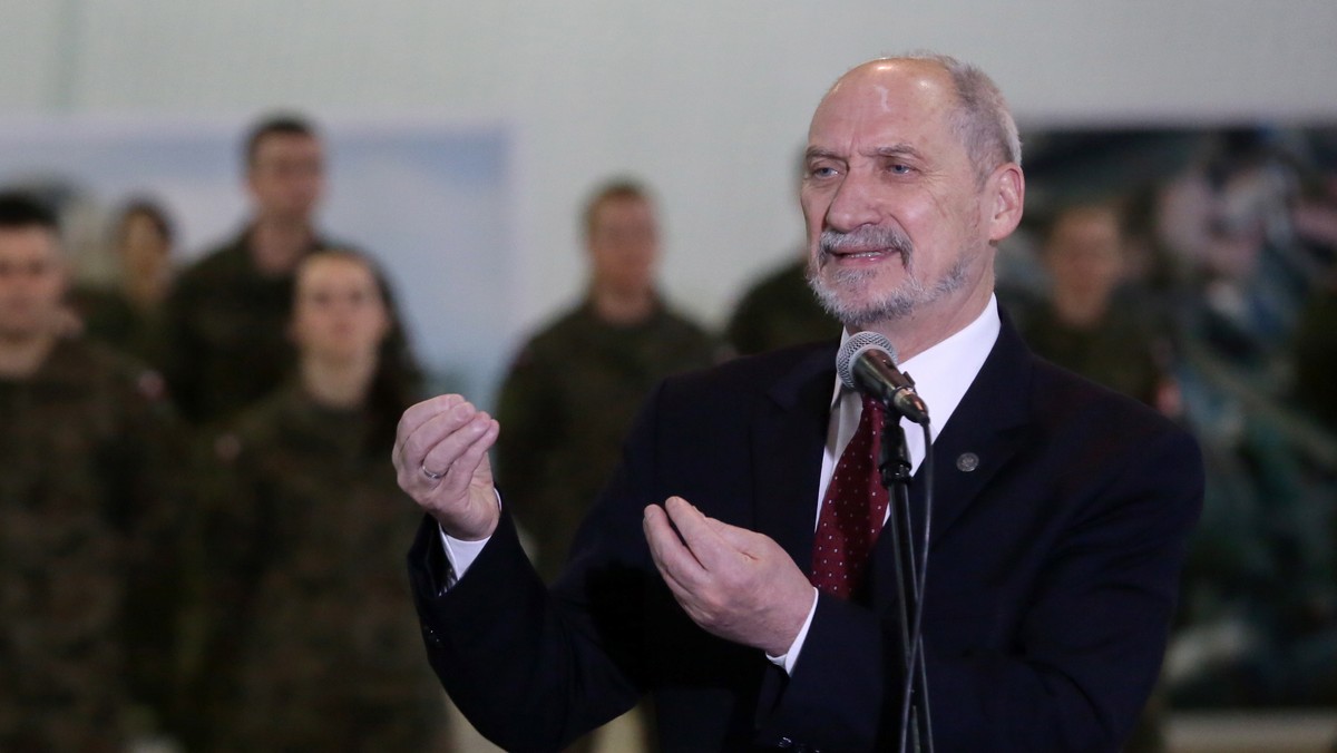 Naszym najwyższym celem jest kultywować pamięć o Żołnierzach Wyklętych - powiedział minister obrony Antoni Macierewicz, który dzisiaj wziął udział w uroczystości odsłonięcia na filarze Grobu Nieznanego Żołnierza tablicy poświęconej pamięci Żołnierzy Wyklętych.