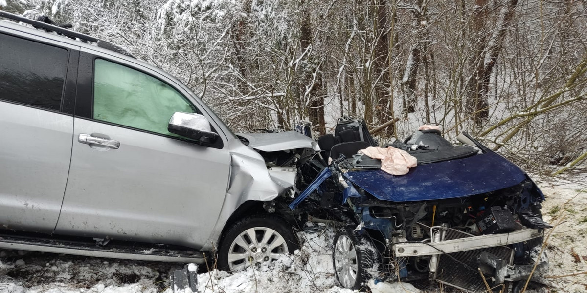 Tragedia w Hucie Szklanej. Nie żyje młode małżeństwo. Ich synek walczy o życie.