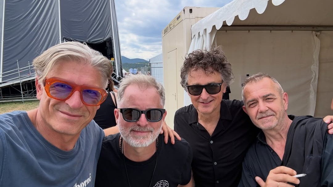 Spevák, hudobník, spisovateľ a zakladateľ hudobného festivalu Vrbovské vetry Braňo Jobus a skupina Hex. 