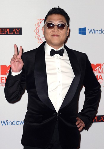 Psy na czerwonym dywanie MTV Europe Music Awards (EMA) 2012
