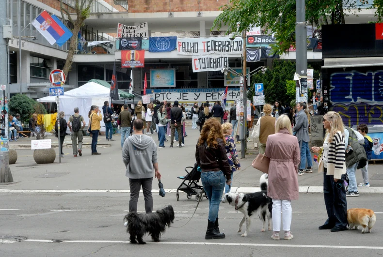 Okupljeni građani ispred RTS-a