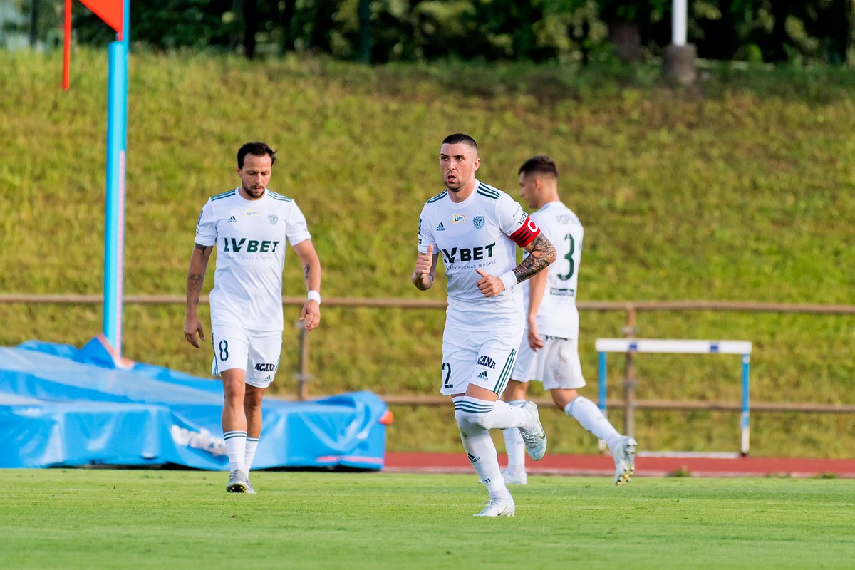 Piłkarze Śląska Wrocław Patrick Olsen (L) i Sebastian Bergier (P)