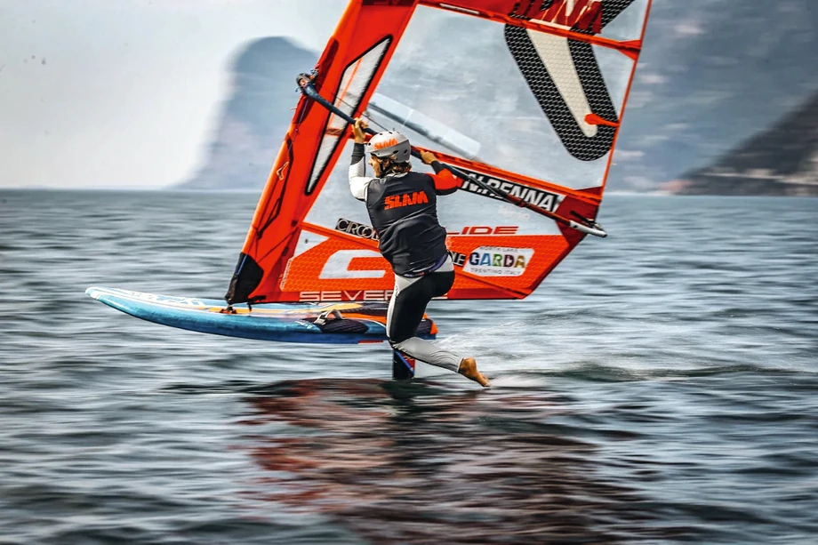 Kask wodny zapewnia bezpieczeństwo i okazuje się niezbędny w przypadku m.in. zderzenia z innym windsurferem, elementem sprzętu czy pływającą boją.