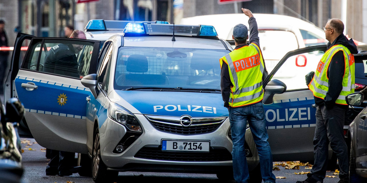 Niemcy: 67-letni myśliwy strzelał przez okno do policjantów.