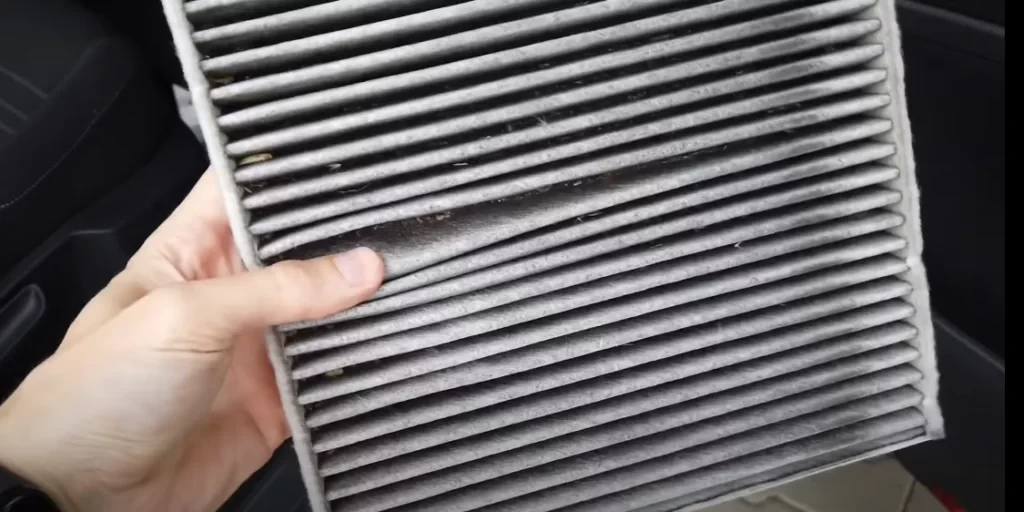 Pravidelná výmena kabínového filtra s aktívnym uhlím je nevyhnutným krokom pre zachovanie sviežeho vzduchu v kabíne bez zápachu a spór. 