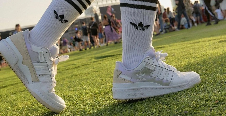 Adidas wyprzedaje sneakersy za grosze. Te z siateczką szybko znikają z półek