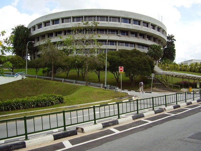 8. Nanyang Technological University (Singapur), 
wynik: 61,4 pkt/100.
NTU ma dwa ważne centra badawcze: Singapurskie Obserwatorium Ziemskie oraz Singapurskie Centrum Inżynierii Środowiska.
Zdjęcie: See page for author [GFDL (http://www.gnu.org/copyleft/fdl.html) or CC-BY-SA-3.0 (http://creativecommons.org/licenses/by-sa/3.0/)], via Wikimedia Commons