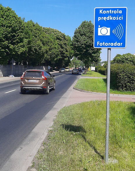 Fotoradary stacjonarne muszą być oznakowane – radiowóz wyposażony w wideoradar nie jest jednak fotoradarem stacjonarnym, nawet jeśli po zaparkowaniu przy drodze może pełnić identyczną funkcję – znaku przed nim wystawiać nie trzeba. 