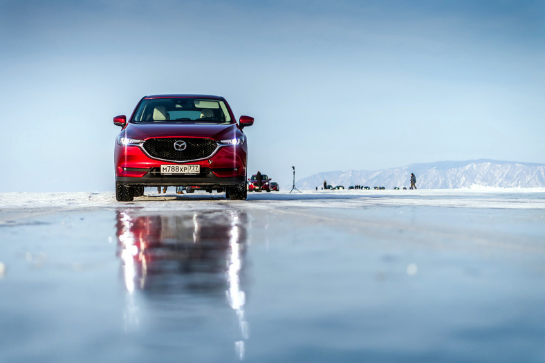 Mazda CX-5 na zamarzniętym Bajkale