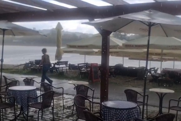 (VIDEO) JAK PLJUSAK NA ADI CIGANLIJI! RHMZ upravo izdao upozorenje za Beograd: Naredna 2 sata pljuskovi i GRMLJAVINA
