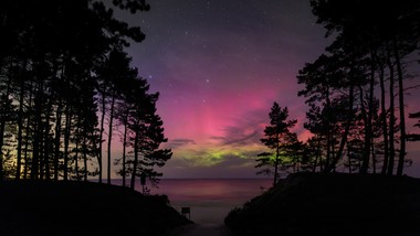 bardzo silna burza geomagnetyczna g4. zorza znów może pojawić się nad polską