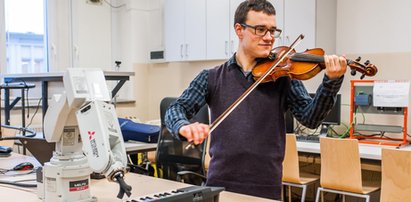 Student nauczył robota grać na pianinie